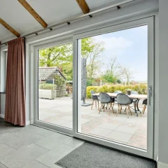 Houten woning | kunststof kozijnen, Quinline schuifpui en openslaande deuren | Glad wit
