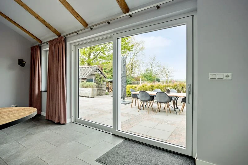 Houten woning | kunststof kozijnen, Quinline schuifpui en openslaande deuren | Glad wit