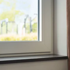 Houten woning | kunststof kozijnen, Quinline schuifpui en openslaande deuren | Glad wit