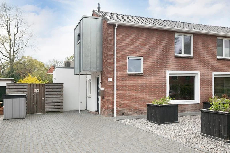 Twee onder 1 kap woning | kunststof kozijnen, voor- en achterdeur | Glad wit
