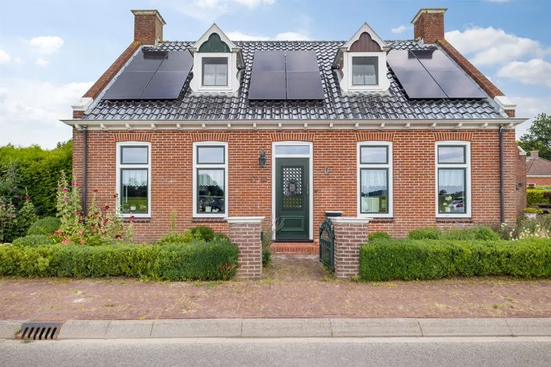 Vrijstaande landelijke woning | kunststof voordeur | Houtnerf monumentengroen