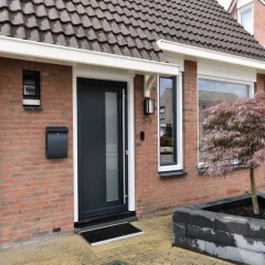 Woning | kunststof kozijnen, voor en achterdeur | Antraciet houtnerf