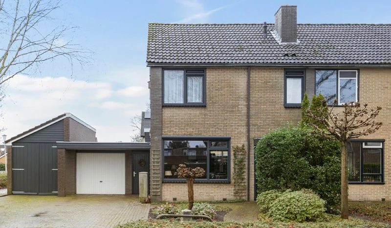 Twee onder 1 kap woning | kunststof kozijnen, voordeur | Antraciet