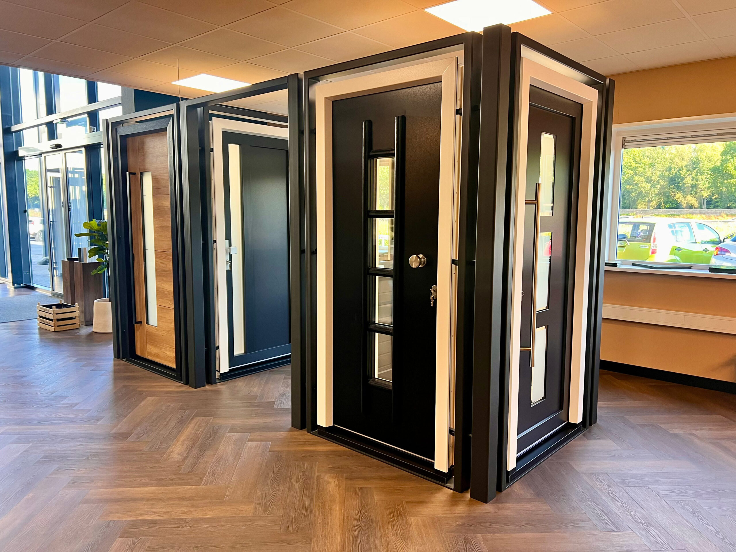 Kunststof deuren in verschillende modellen in de showroom