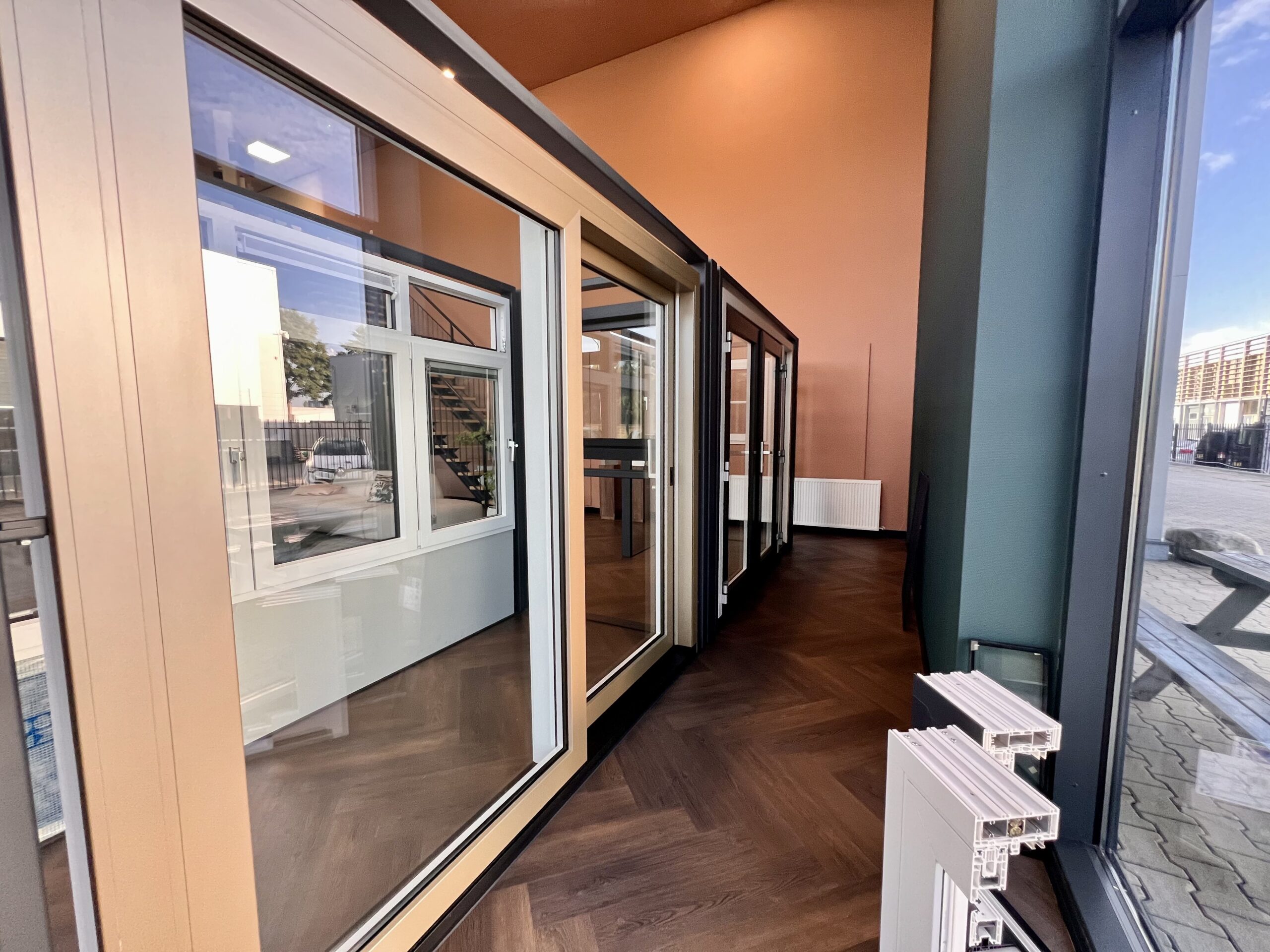 Kunststof schuifpui opgesteld in de showroom