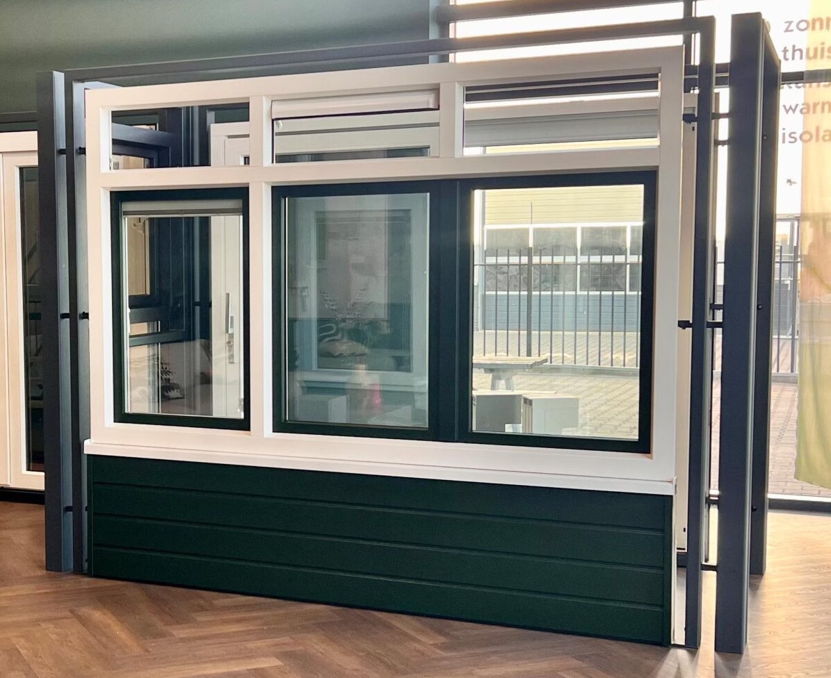 Kunststof kozijnen opgesteld in de showroom van Hepro in Zuidbroek